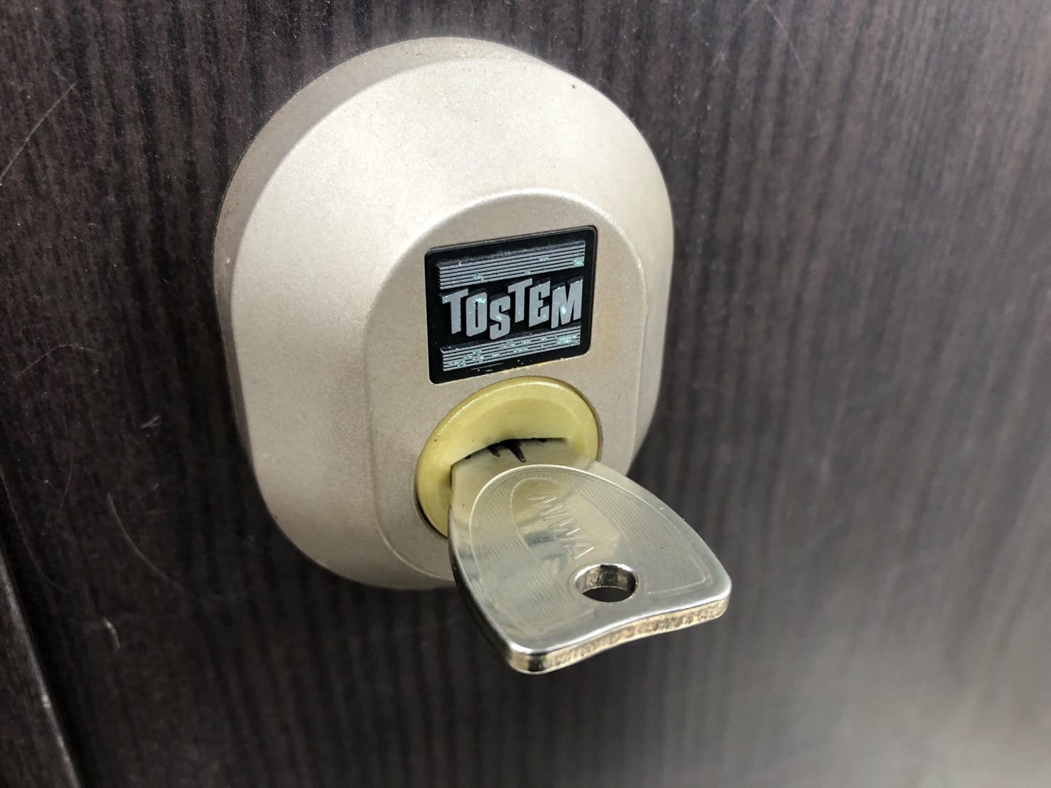 扉にはTOSTEMの2ロック、PSシリンダーがついており、シリンダーには鍵がささっている