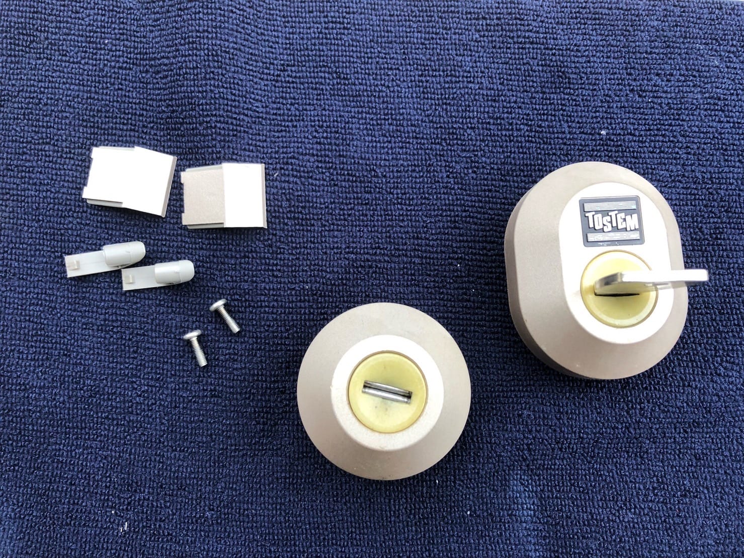 玄関からキーシリンダーを取り外した状態