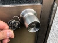 鍵解錠、鍵交換完了。ドアの前で鍵３本をもっている
