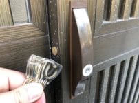 MIWAの錠前へ交換完了。付属の鍵を持っている