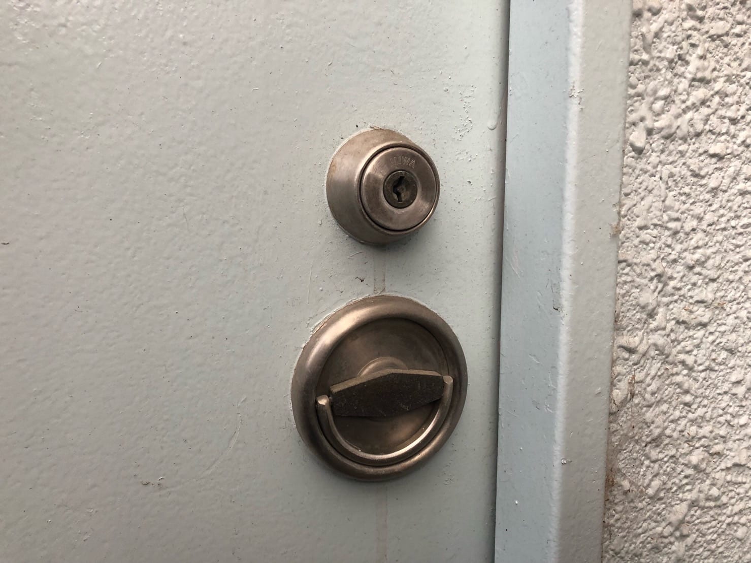 倉庫の扉にはMIWAのディスクシリンダーがついている