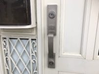 TOSTEMの2ロックサムラッチ錠がついた玄関ドア。こちらの鍵を交換します