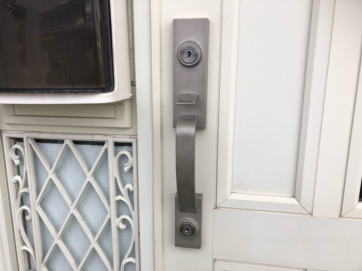 TOSTEMの2ロックサムラッチ錠がついた玄関ドア。こちらの鍵を交換します