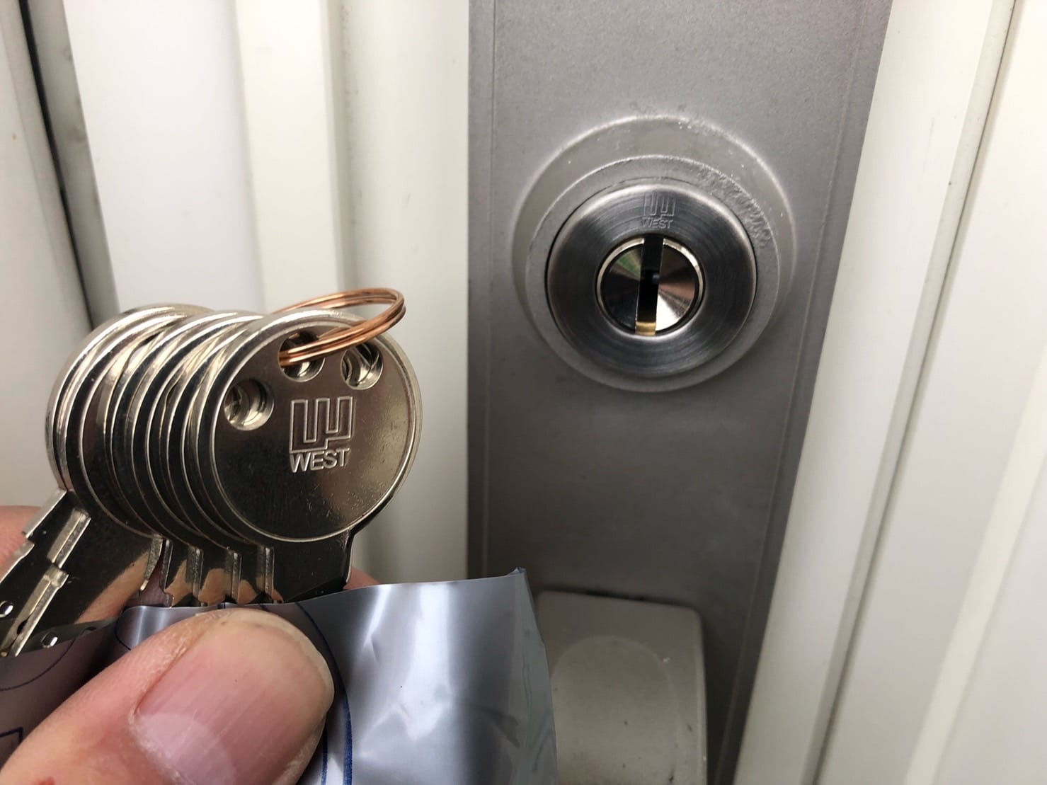 WESTのディンプルシリンダーへ交換。鍵の前で付属の鍵を持っている