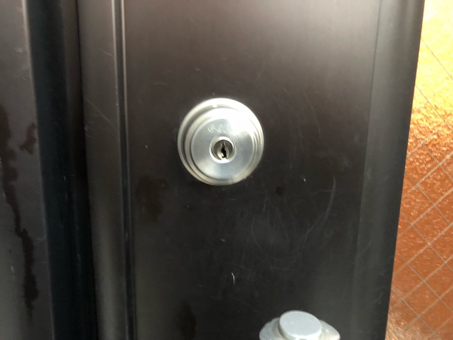 玄関ドアにはGOALのシリンダーがついている