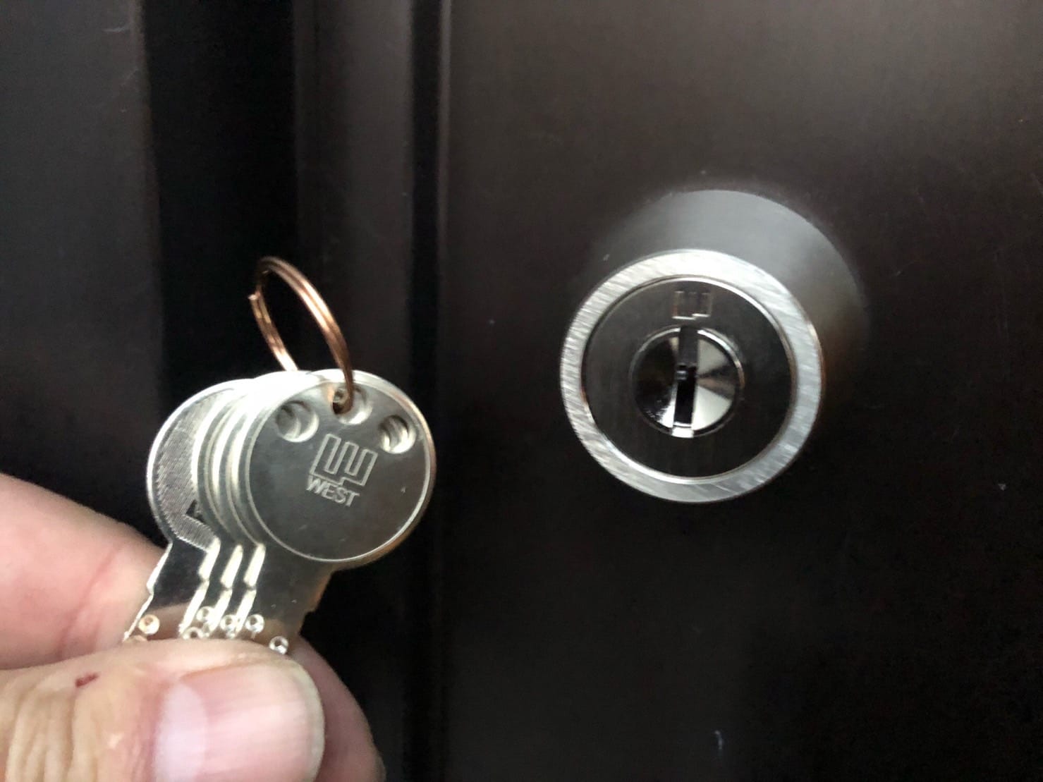 WESTの917ディンプルシリンダーへ交換完了。付属の鍵数本をシリンダーの前で持っている