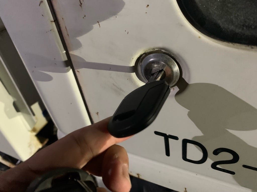 作製したスペアキーをドアシリンダーにさしている