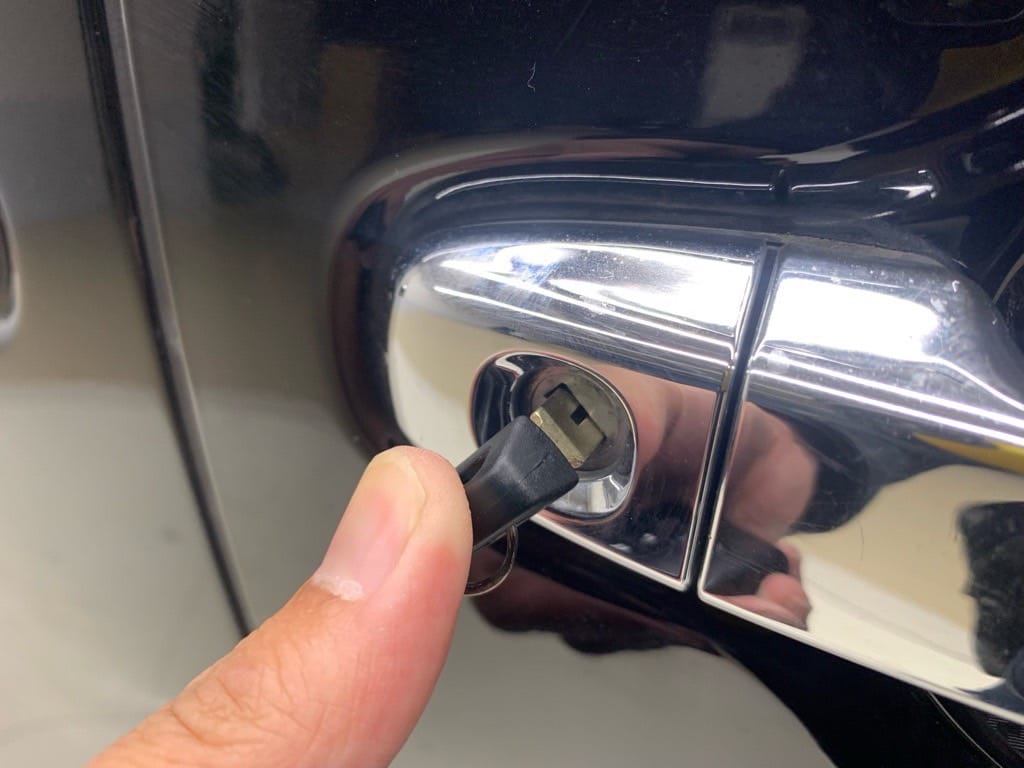 作製したトヨタヴェルファイアのメカニカルキーをドアシリンダーに挿している