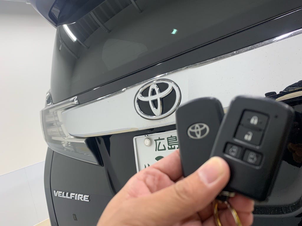 既存のスマートキーと新しく作製したスペアのスマートキーを手に持っている