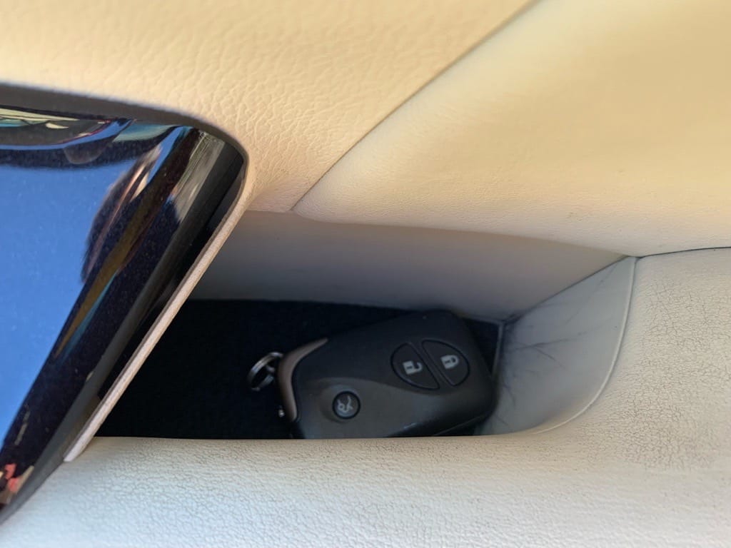 車内でスマートキーを発見。