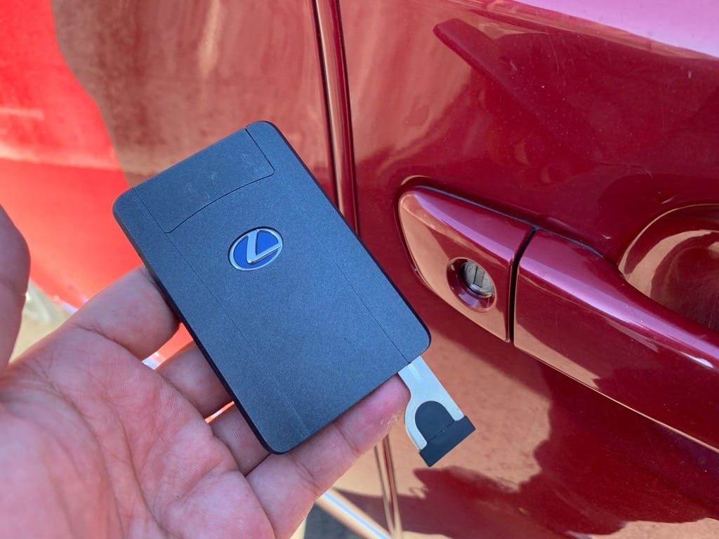 新たにカードキータイプのスマートキーを登録。カードキーに作製したエマージェンシーキーを収納