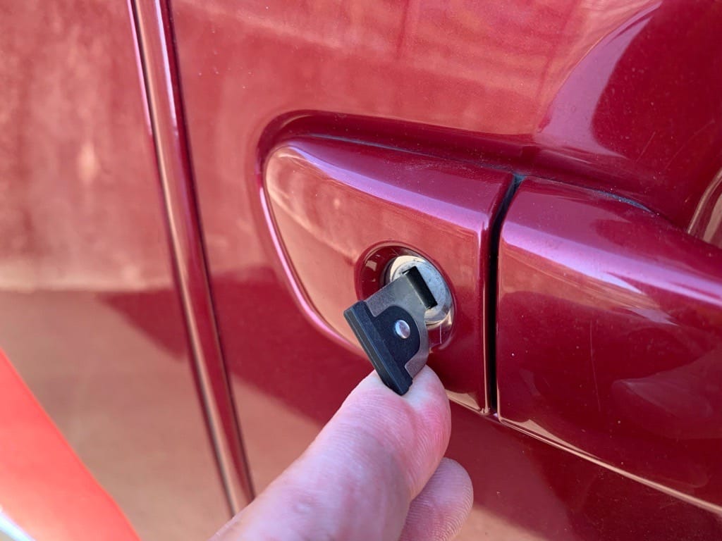 作製したエマージェンシーキーをレクサスのドアシリンダーにさして動作を確認