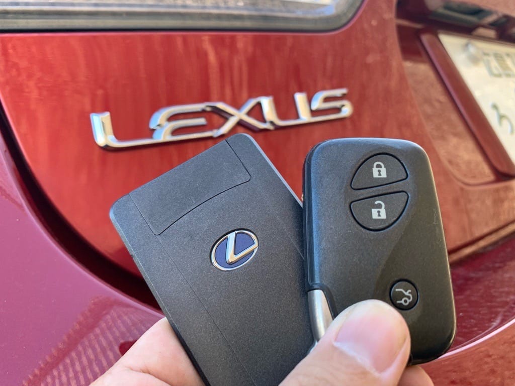 レクサスの車内から回収したスマートキーと、新たに作製したカードキータイプのスマートキー