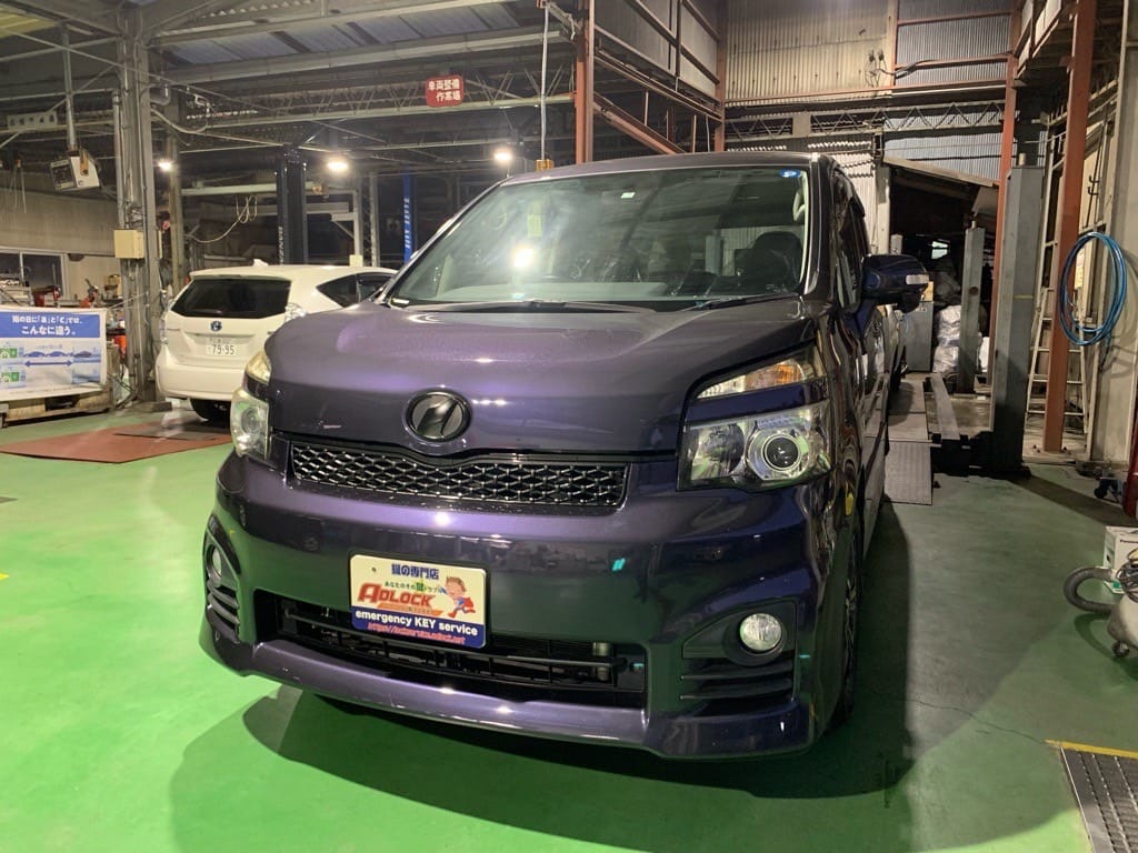 スペアキー作製のご依頼をいただいたトヨタ ヴォクシー ZRR70 2013年式