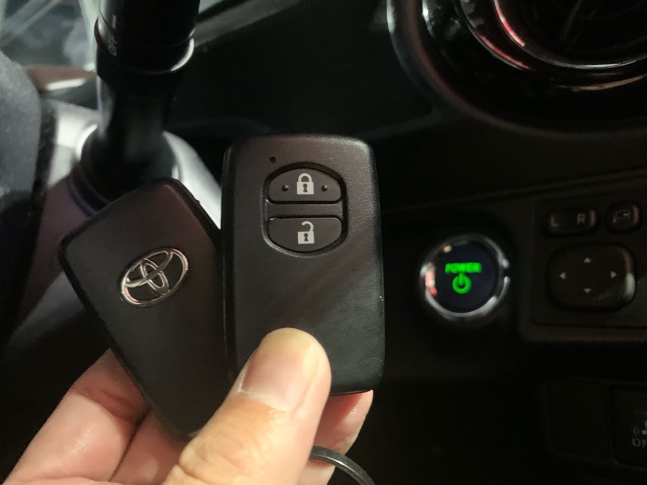 登録が完了したトヨタアクアのスマートキー2個