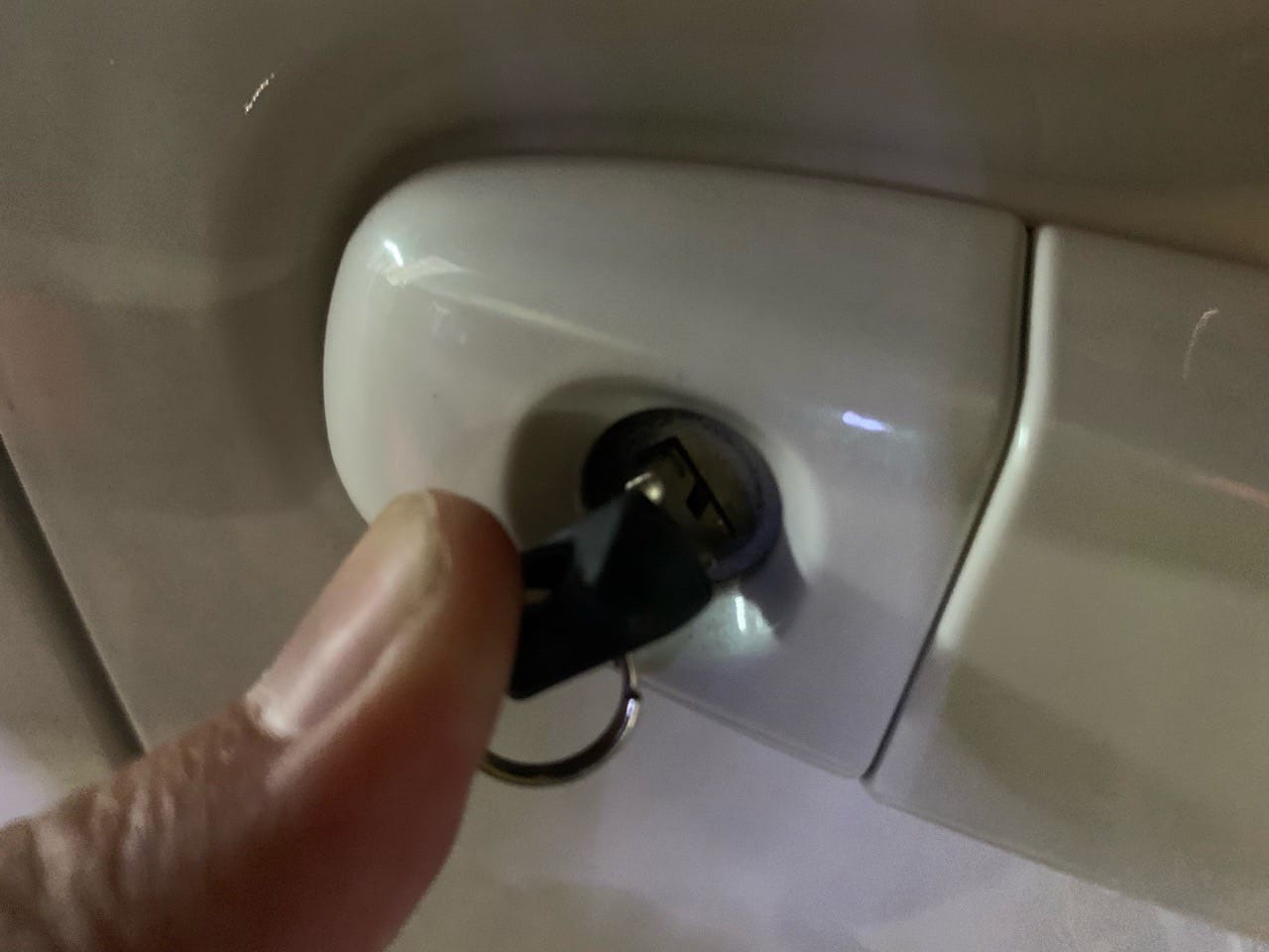 作製したメカニカルキーをトヨタアクアのドアシリンダーに挿している