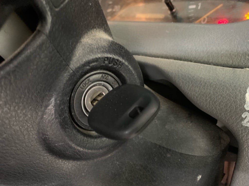 作製したスペアキ―をイグニッションシリンダーに挿している