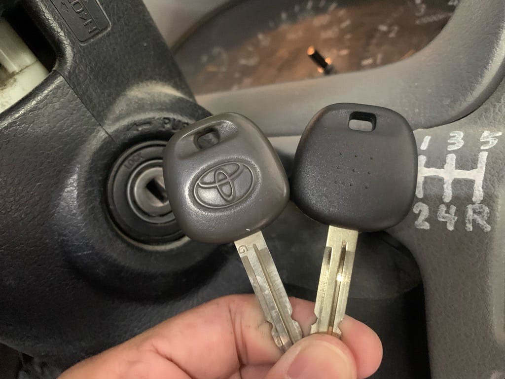 トヨタダイナの作製したスペアキ―と既存キーを手に持っている