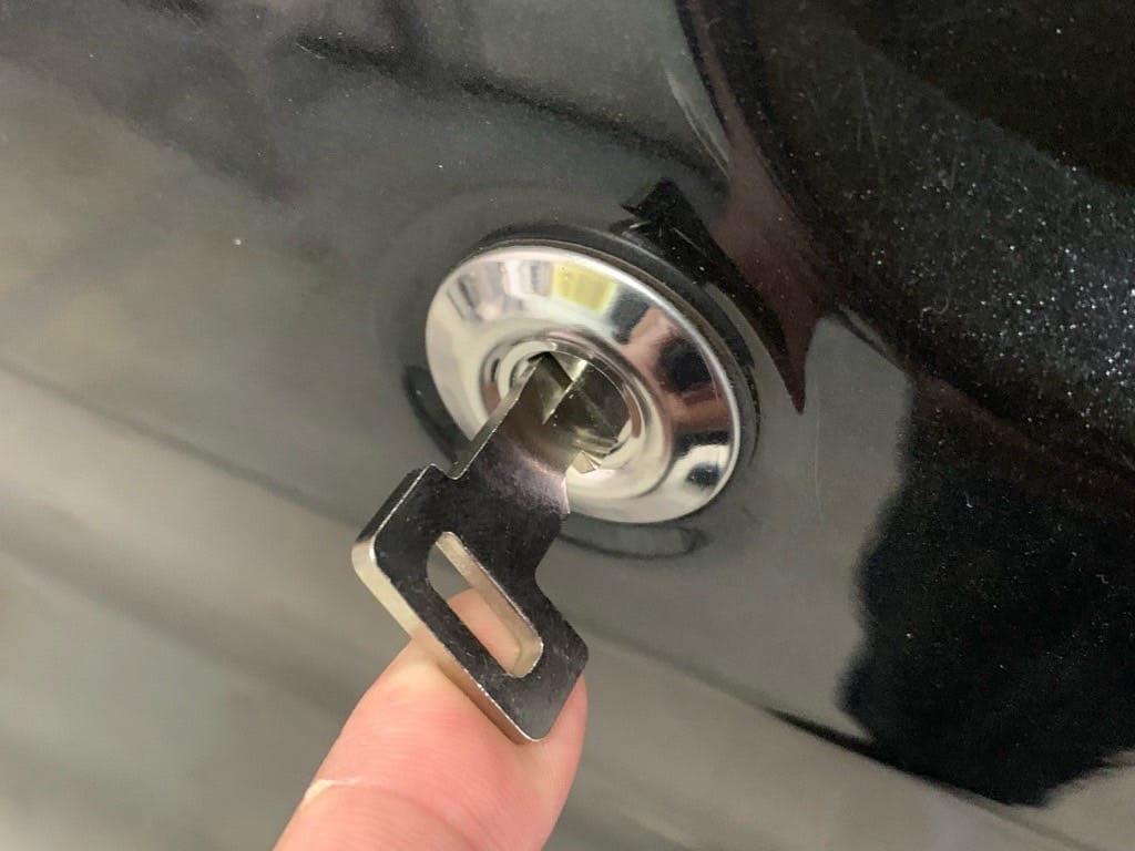 作製したタントのドアキーをドアシリンダーにさしている