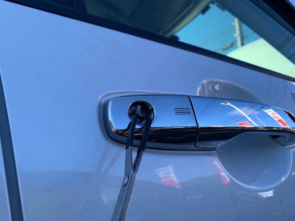 トヨタライズの運転席ドアをピッキングする様子