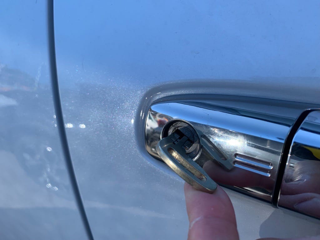 作製したトヨタライズのエマキ―をドアシリンダーに挿している