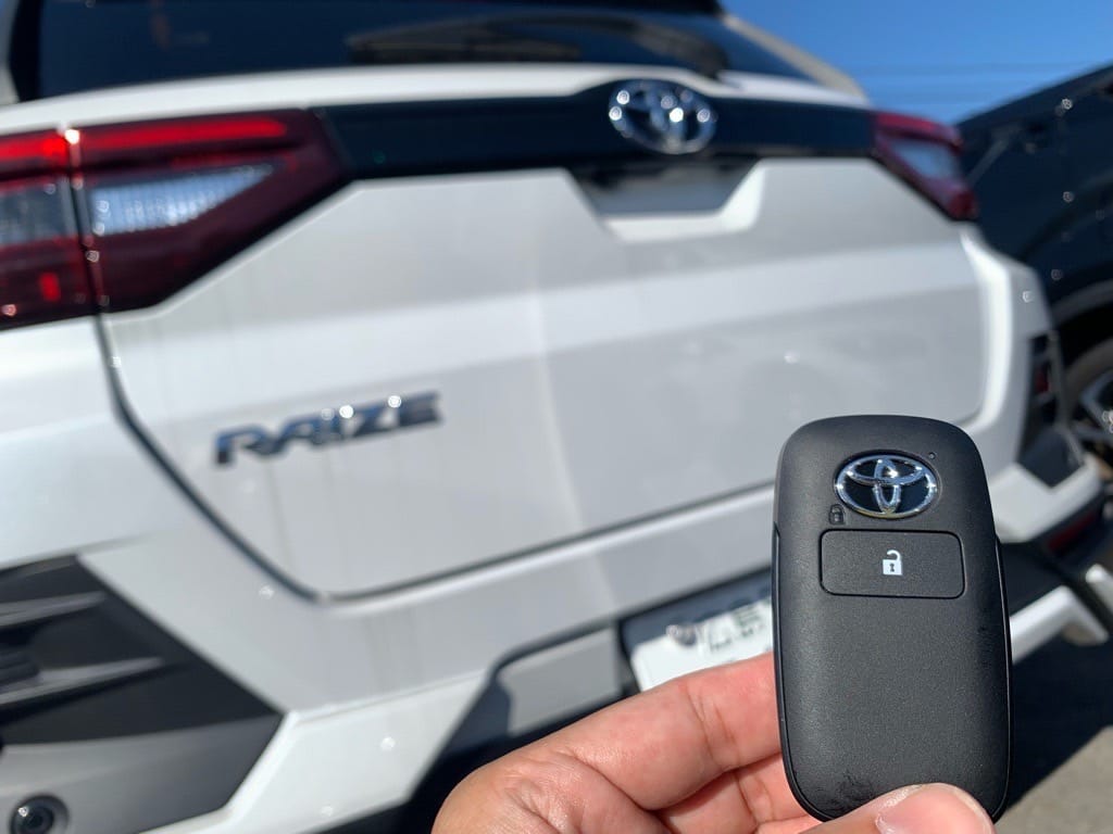 作製したトヨタライズのスマートキーを手に持っている