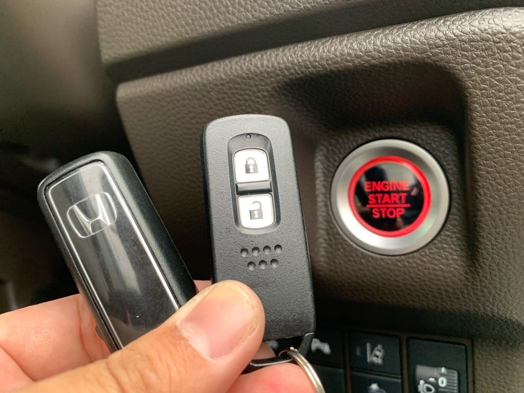 登録が完了したホンダエヌワゴンのスマートキーをスタートボタンの前で手に持っている