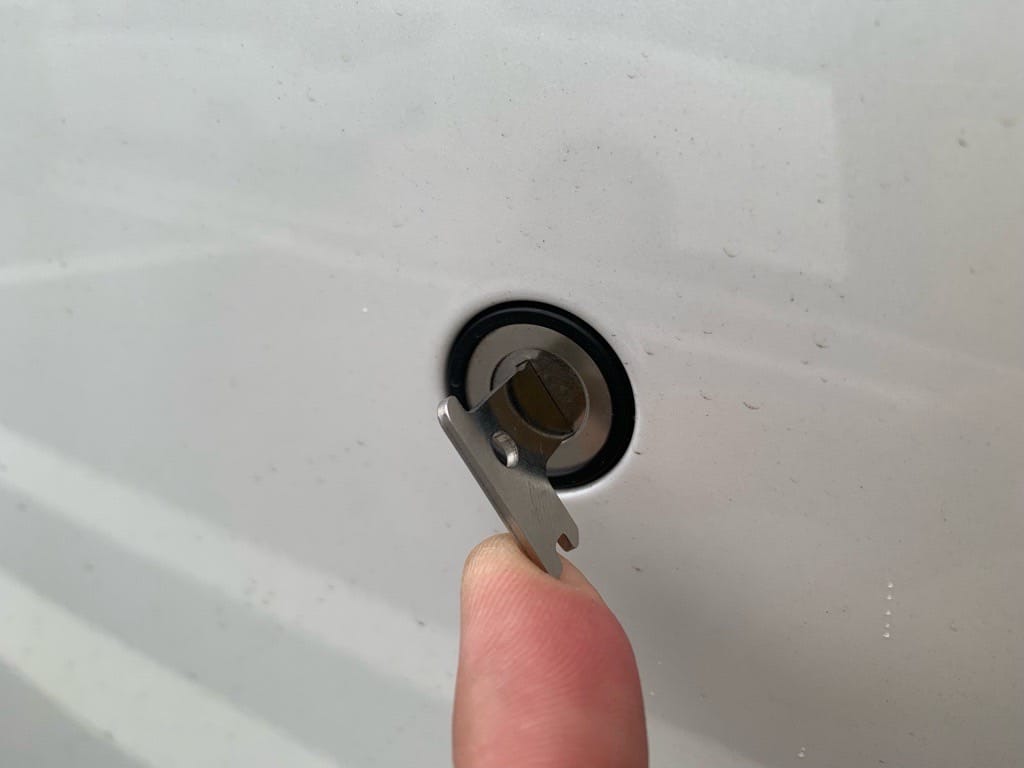 作製したホンダエヌワゴンの非常キーをドアシリンダーに挿している