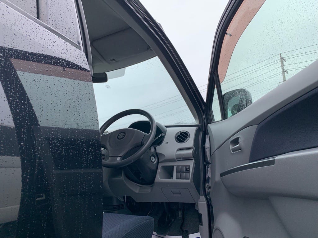 スズキワゴンRの運転手ドアが開いている