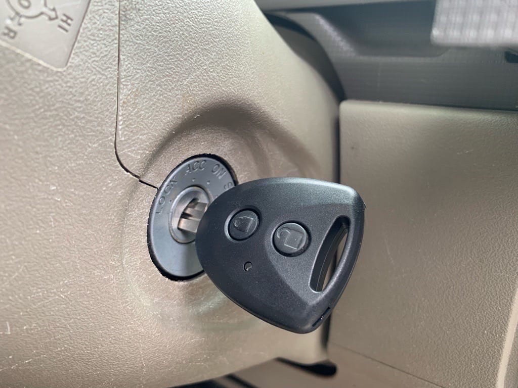 タントの鍵がイグニッションシリンダーにささっている