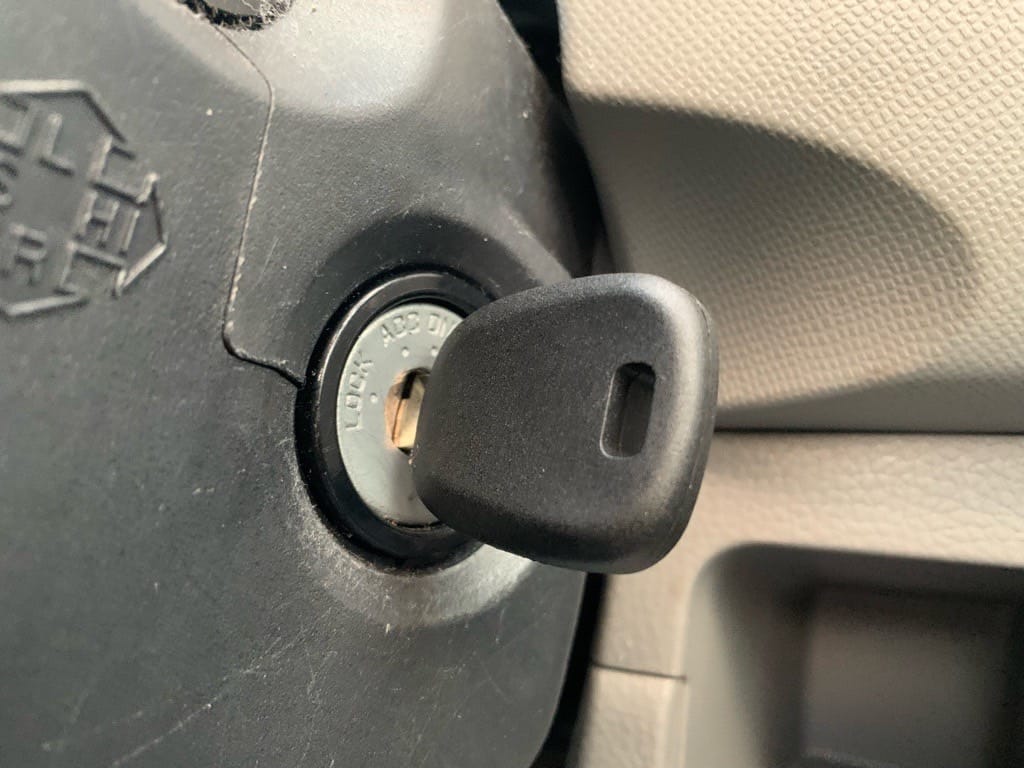 作製したマツダAZワゴンの鍵をイグニッションシリンダーに挿している