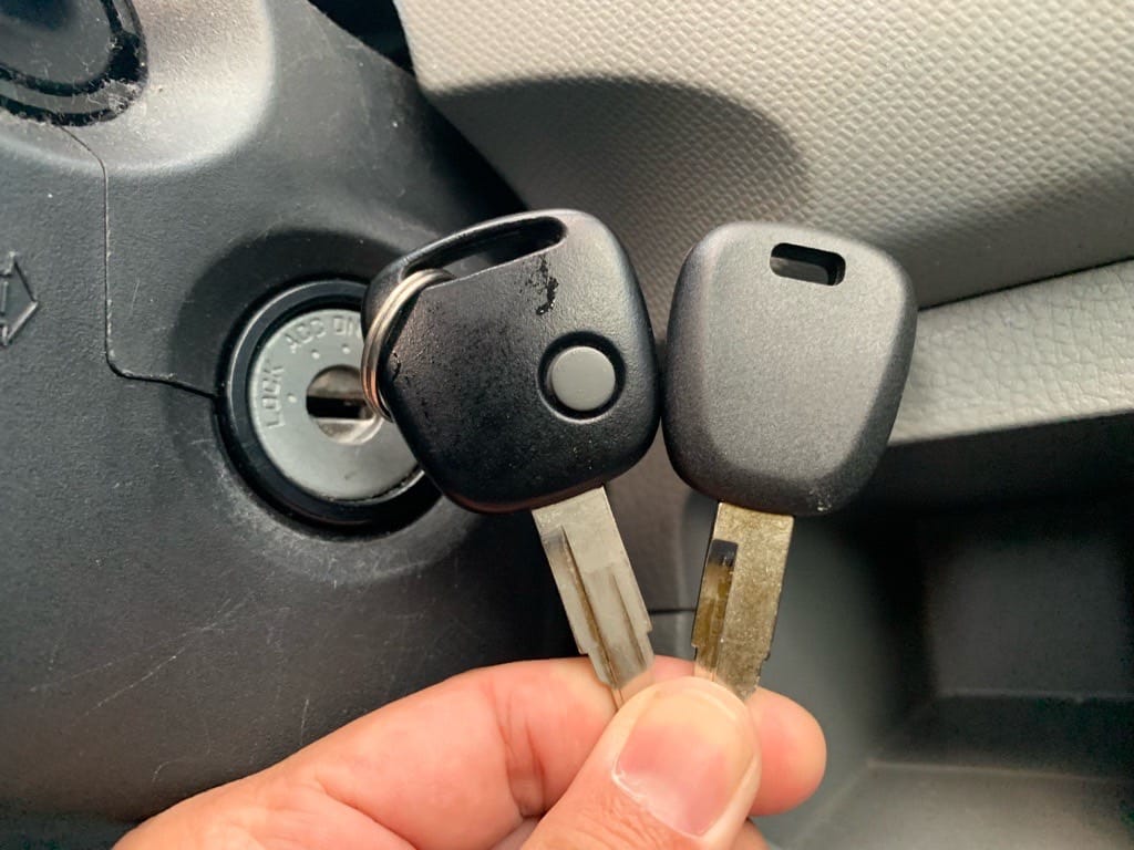作製したマツダAZワゴンの鍵を手に持っている