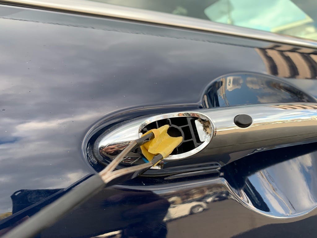 運転席ドアシリンダーをピッキングする様子