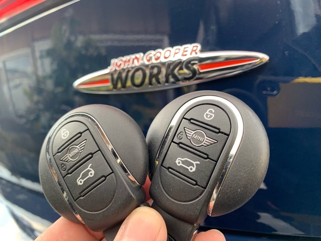 鍵二本を手に持っている