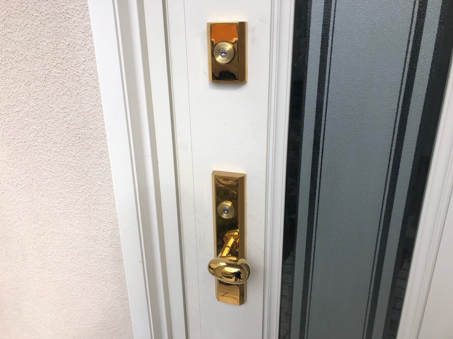 トーヨーサッシのボルト20のドアにMIWAの旧型ディスクシリンダーが取り付けられています