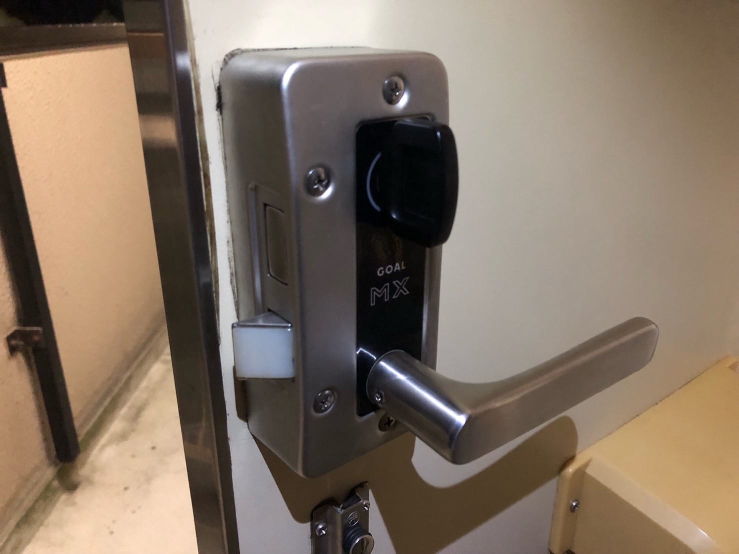 ドアの内側に箱型の本体が付いている