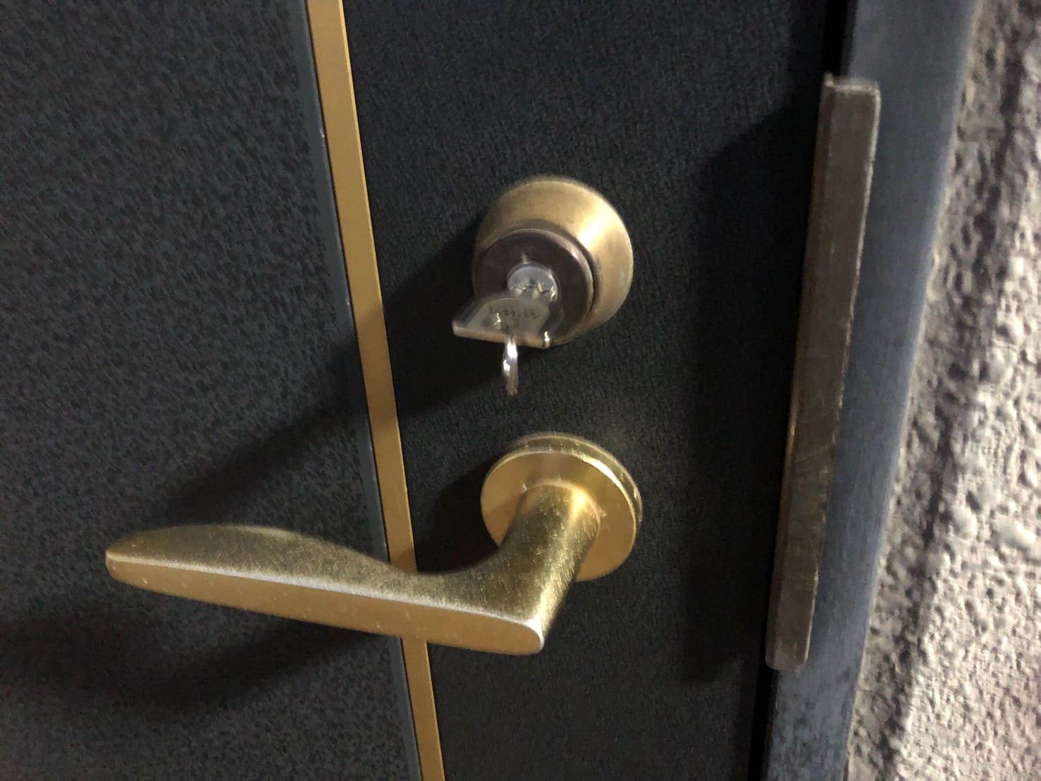 玄関ドアには１ロックレバーハンドル錠がついている。こちらのドアの鍵修理を行います