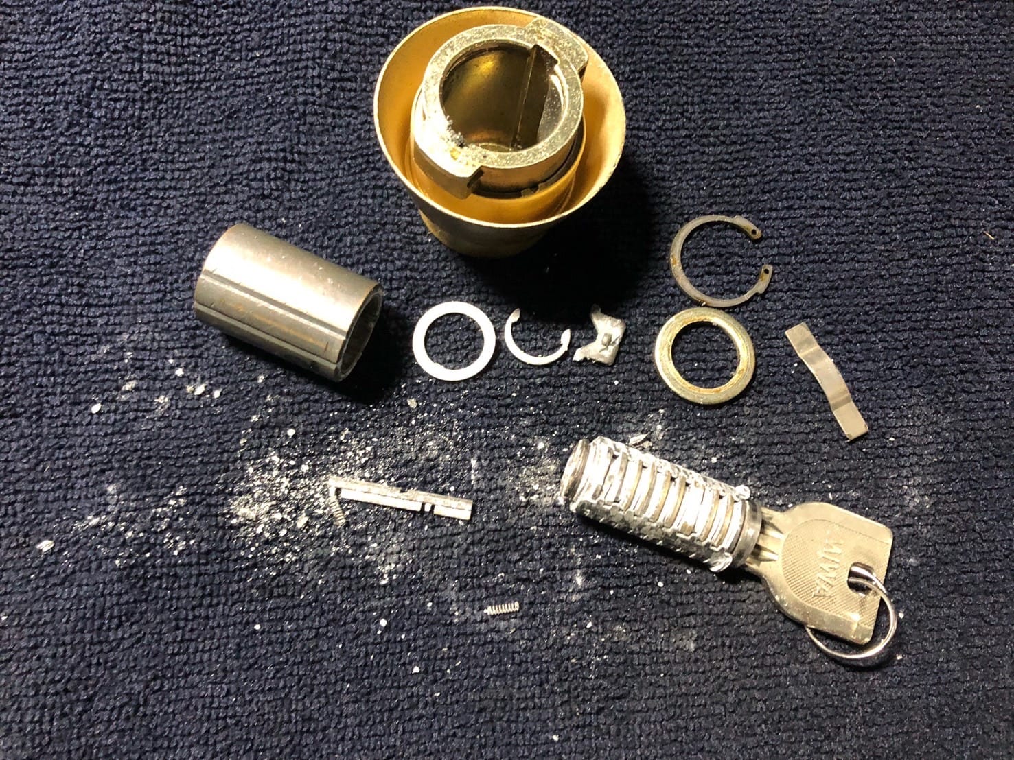 分解したキーシリンダー