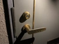 玄関ドアにはU9シリンダーがついている。こちらのドアを解錠します