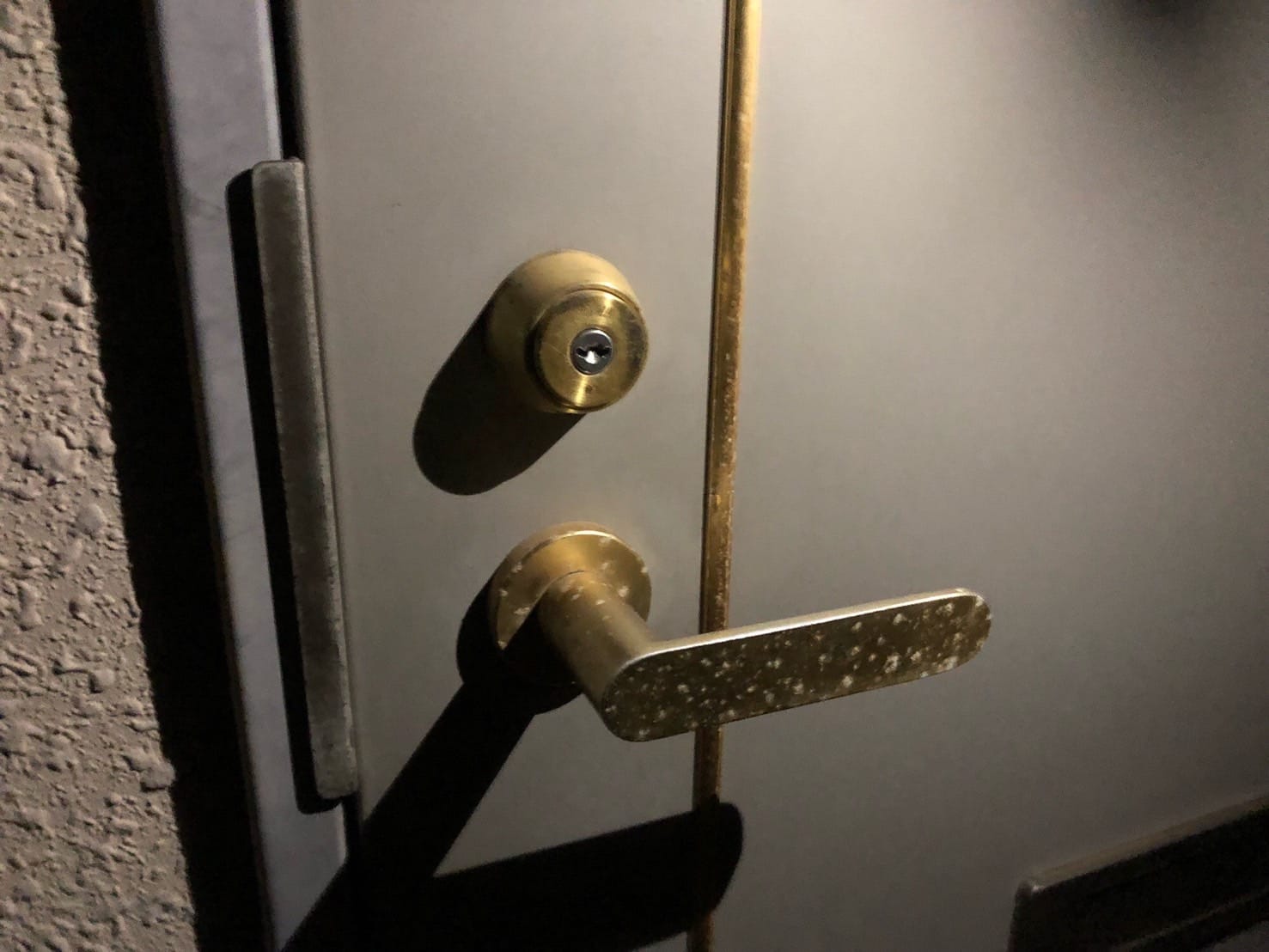 玄関ドアにはU9シリンダーがついている。こちらのドアを解錠します