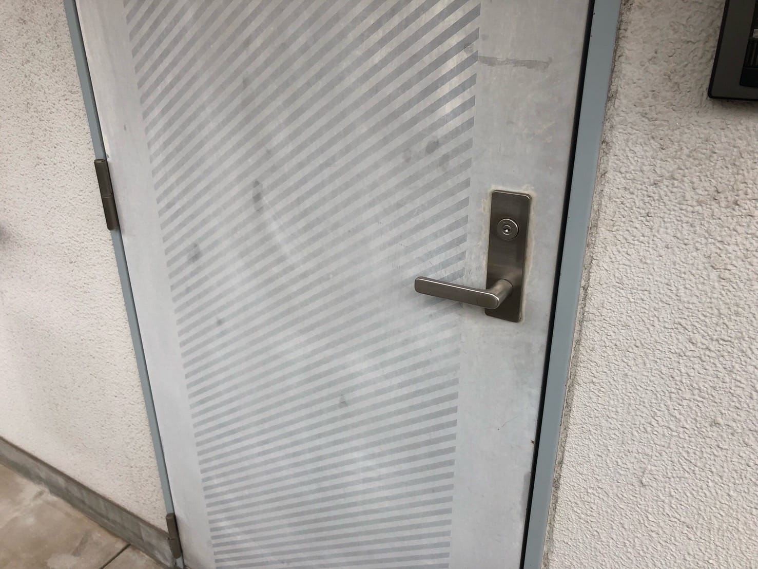 鍵紛失で開けられなくなった１ロックレバーハンドル錠がついた玄関ドア。こちらを解錠します