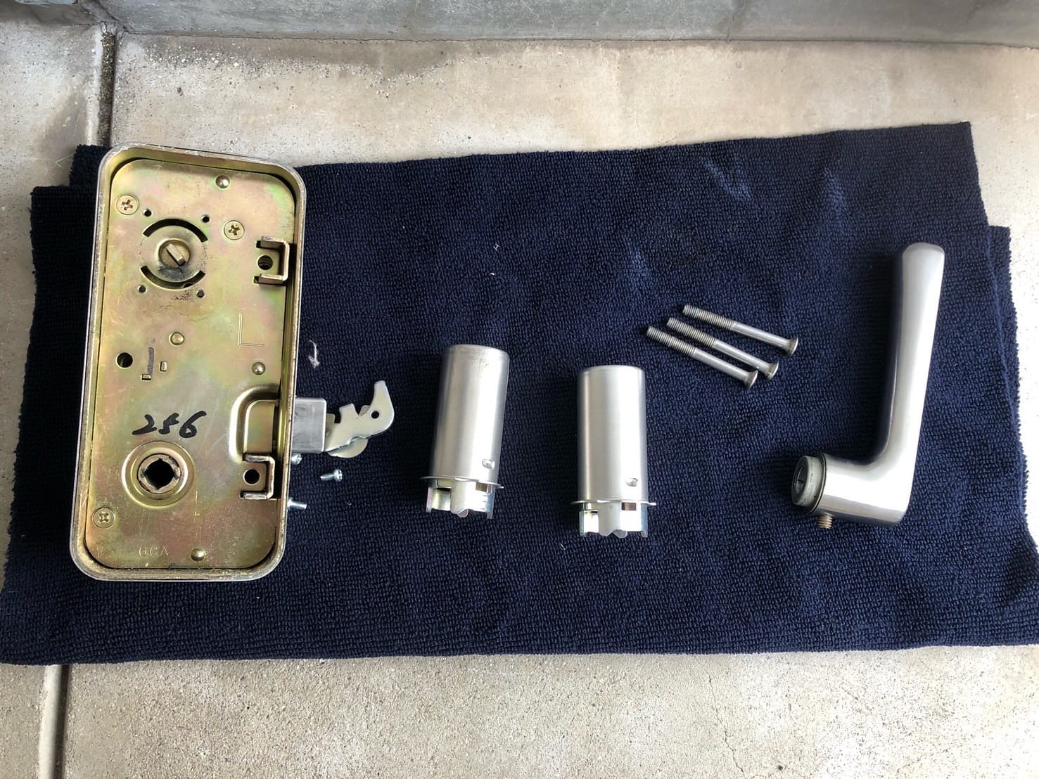 交換する予定の部品が並べられている