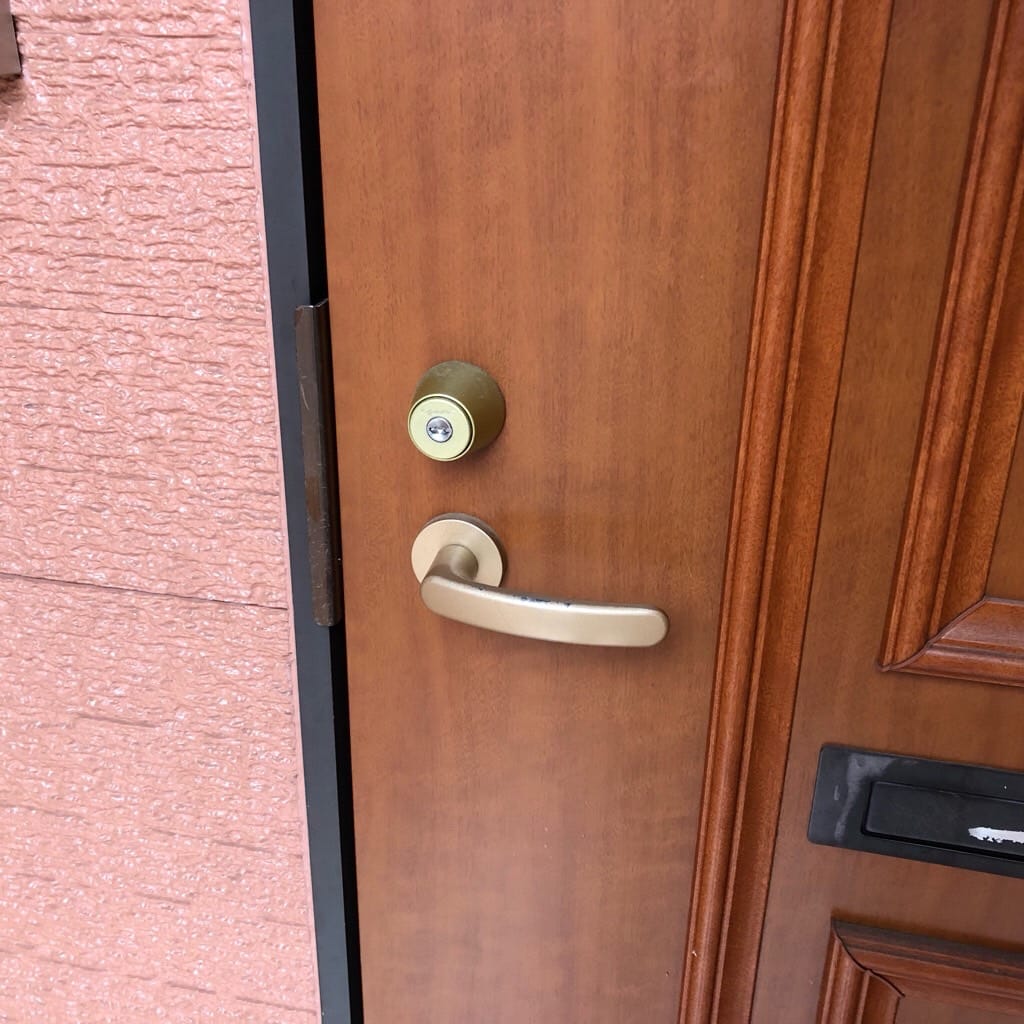 玄関ドアにはオプナスシリンダーがついた１ロックレバーハンドル錠が。こちらの鍵を解錠します