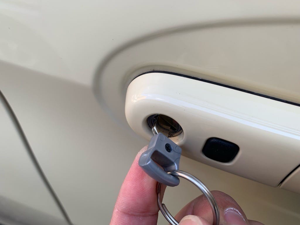 作製したマツダフレアワゴンのドアキーをドアシリンダーに挿している