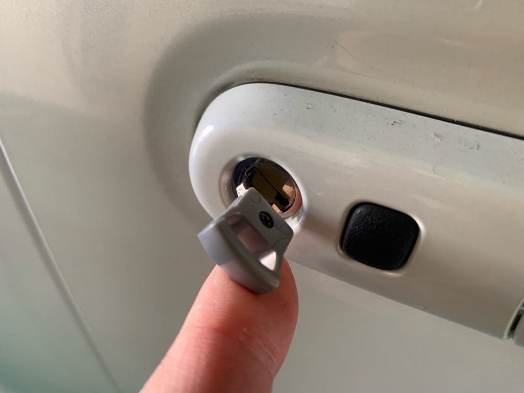 作製したマツダフレアのドアキーをドアシリンダーに挿している