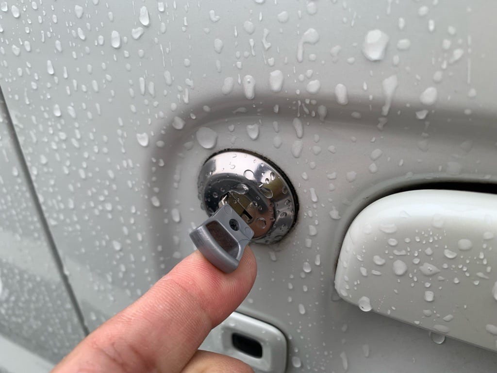 作製した日産クリッパーリオのメカニカルキーをドアシリンダーに挿している