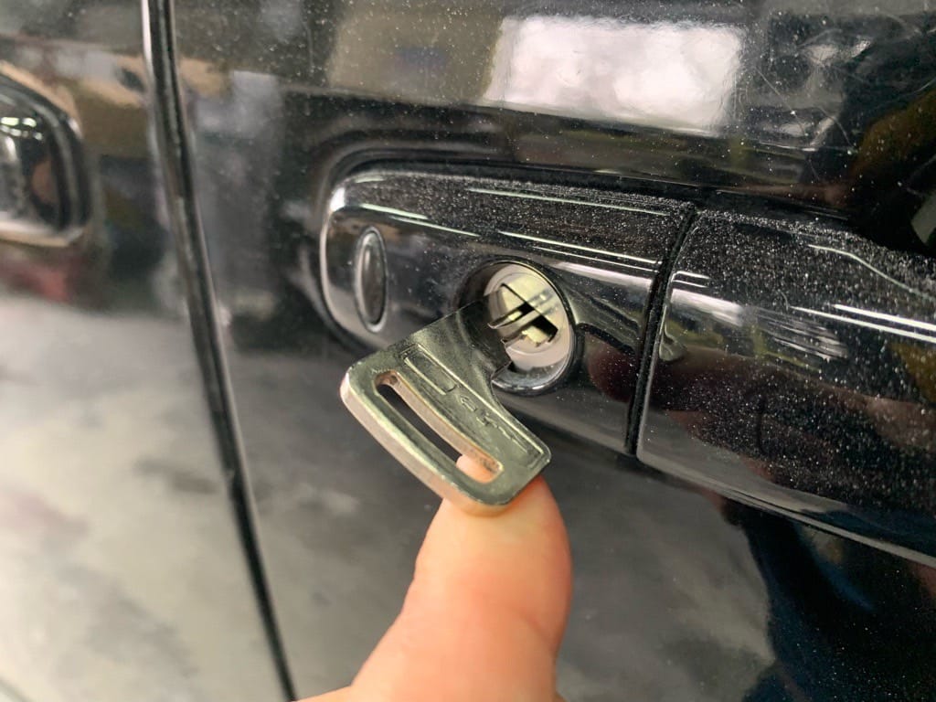 作製した三菱デリカD5のメカニカルキーをドアシリンダーに挿している