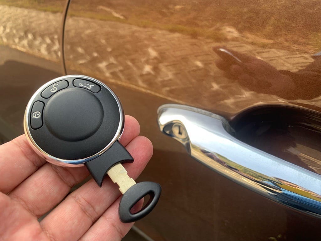 作製したBMWミニペースマンのスペアキ―を手に持っている