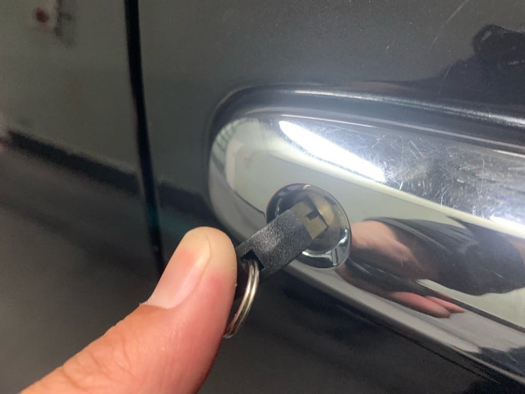 作製したトヨタハリアーのメカニカルキーをドアシリンダーに挿している