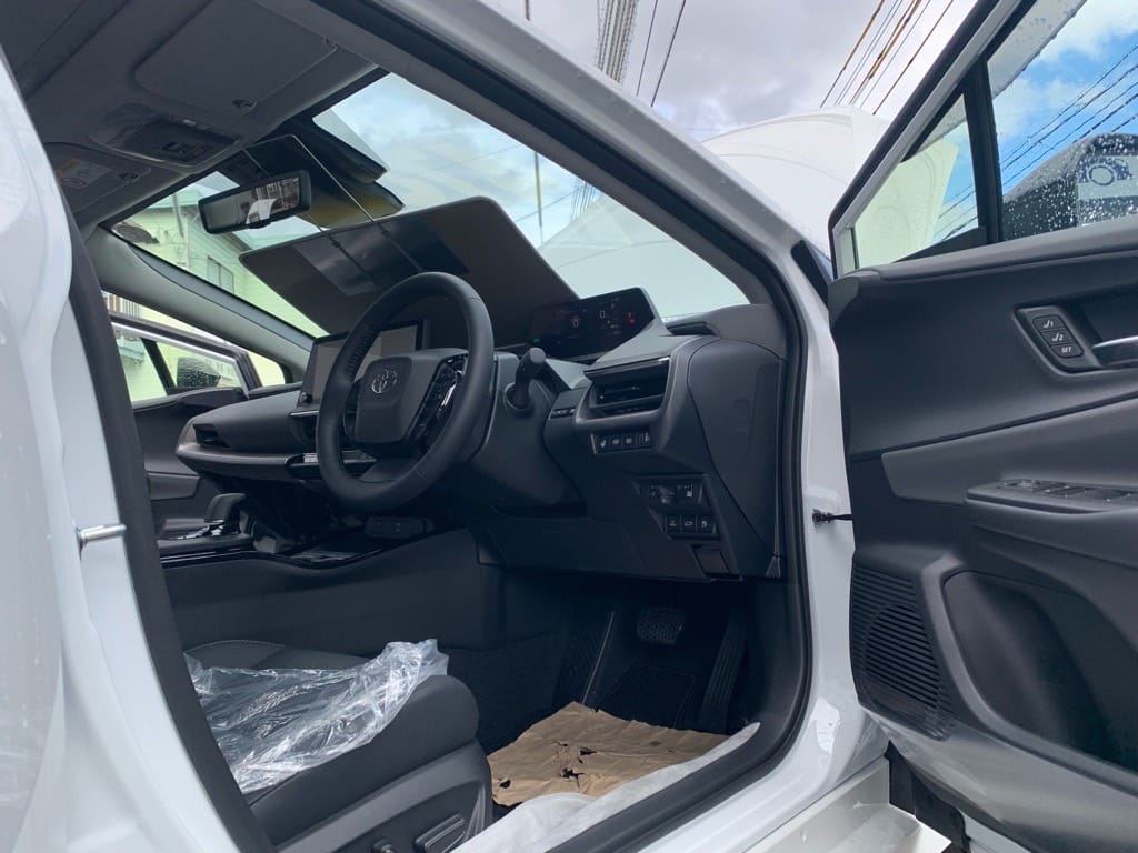 解錠したトヨタプリウスの運転席ドア